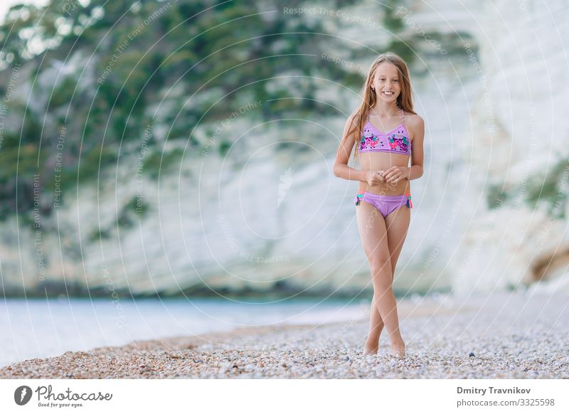 Süßes kleines Mädchen in den Sommerferien am Strand Lifestyle Freude Glück schön Erholung Freizeit & Hobby Ferien & Urlaub & Reisen Sonne Meer Insel Kind Mensch