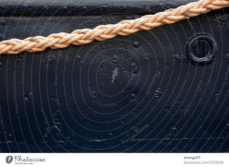 Seilschaft | schwarze Bordwand mit Tauwerk maritim Wasserfahrzeug Außenaufnahme Menschenleer Tag Schifffahrt Leinen Farbfoto Detailaufnahme Gedeckte Farben