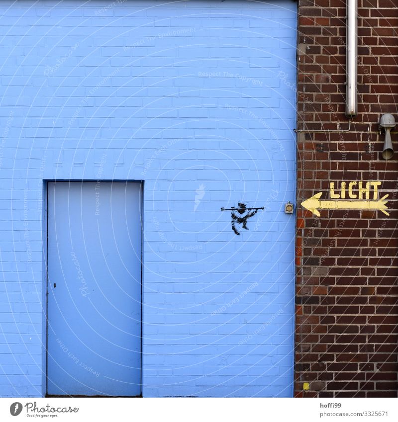 Licht hier Haus Industrieanlage Mauer Wand Tür Sirene Röhren Graffiti Lichtschalter ästhetisch authentisch außergewöhnlich trendy lustig Stadt Verfall