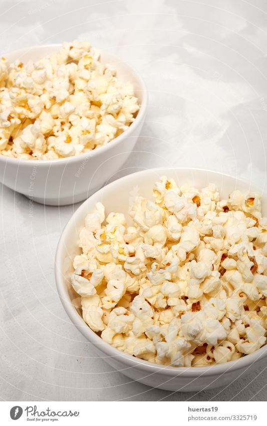 Popcorn auf farbigen Hintergründen Lebensmittel Fastfood Schalen & Schüsseln Lifestyle Entertainment Kino frisch lecker weiß Farbe Popkorn Snack Mais salzig