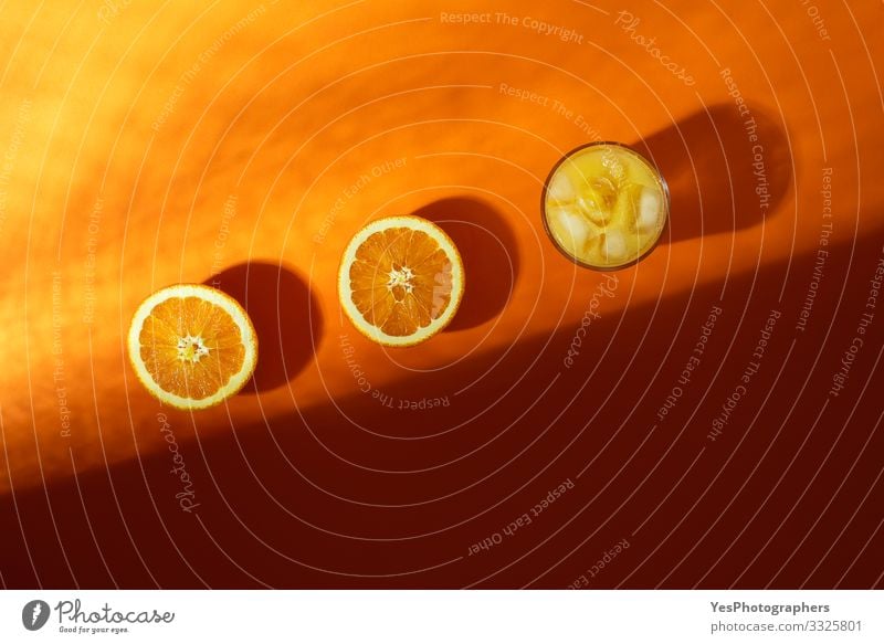 Kaltes Orangensaftglas Und Im Sonnenlicht Halbierte Orangen Ein Lizenzfreies Stock Foto Von Photocase