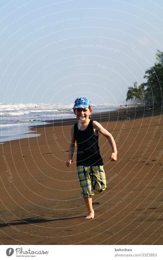 jetzt aber schnell | in mamas arme Sonnenlicht Außenaufnahme Farbfoto Spielen Fröhlichkeit Himmel Karibisches Meer Costa Rica laufen rennen Fernweh Horizont