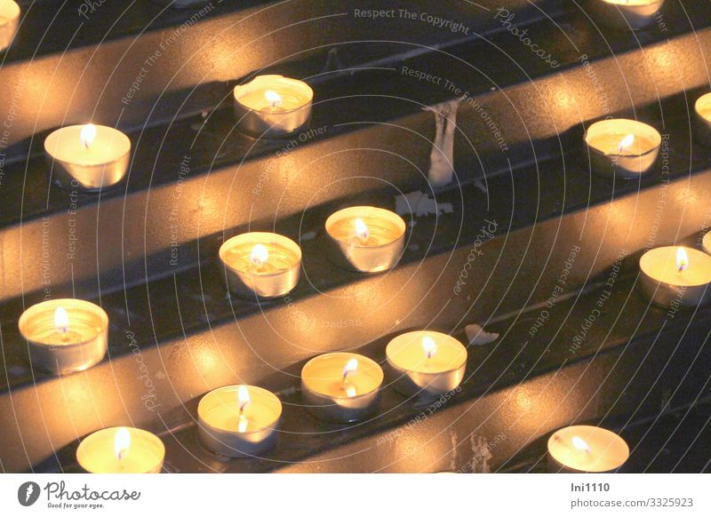 brennende Teelichter zum Gedenken in einer Kirche Dom Metall Zeichen braun gelb gold erinnern Erinnerung Religion & Glaube Warmherzigkeit leuchten Tod Wachs