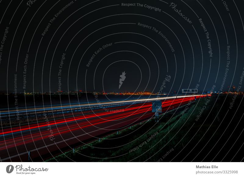 Autobahn Mit Leuchtspuren Von Autos In Der Nacht Ein Lizenzfreies Stock Foto Von Photocase