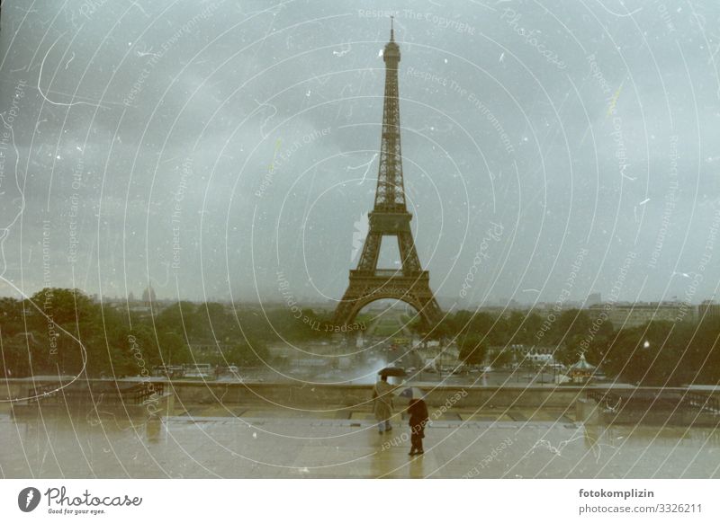 eiffel turm paris Ferien & Urlaub & Reisen Ausflug Sightseeing Städtereise schlechtes Wetter Unwetter Wind Sturm Nebel Regen Paris Frankreich Hauptstadt Turm