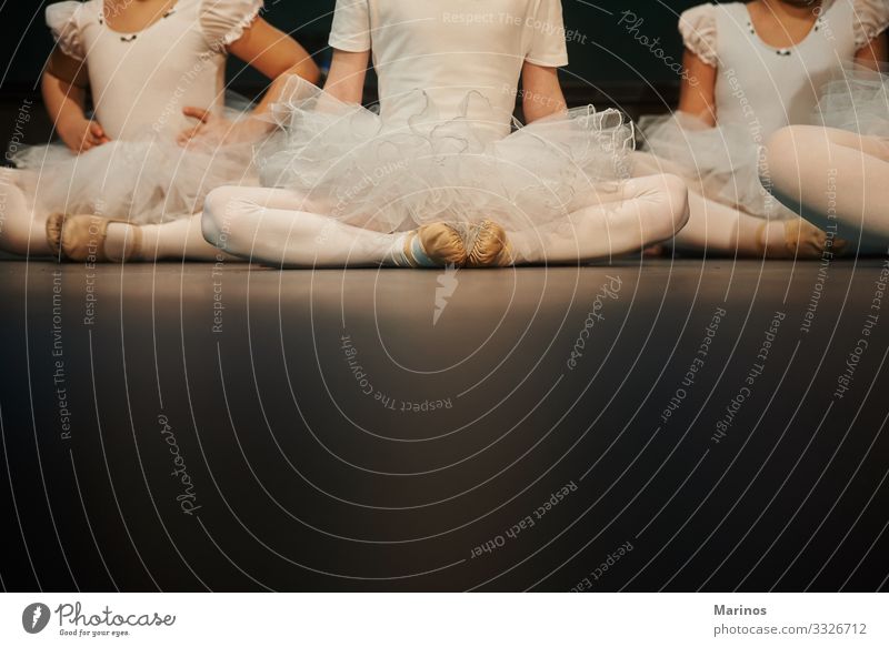 Nahaufnahme der Beine von Ballerinas während einer Aufführung.Balletttänzer. elegant schön Tanzen Frau Erwachsene Kunst Tänzer Schuhe modern schwarz weiß