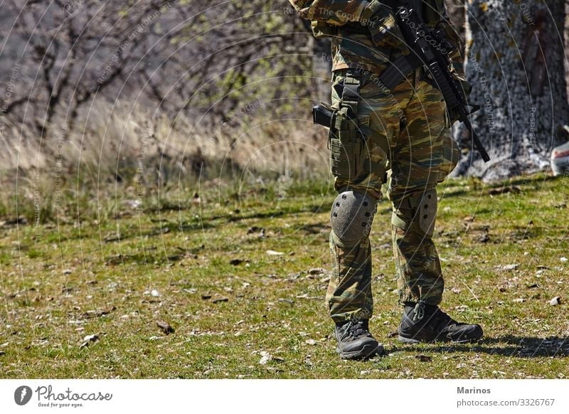 Bewaffneter Soldat, bereit für die Schlacht. Militärisches Konzept. Mann Erwachsene Krieg Armee Training virtuell Waffe Hintergrund Entwurf Gefecht Schießen