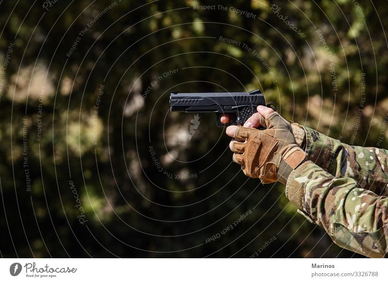 Die Hand des Soldaten zeigt mit einer Waffe. Militärisches Konzept. Mann Erwachsene Krieg Armee Training virtuell Hintergrund Entwurf Gefecht Schießen Halt