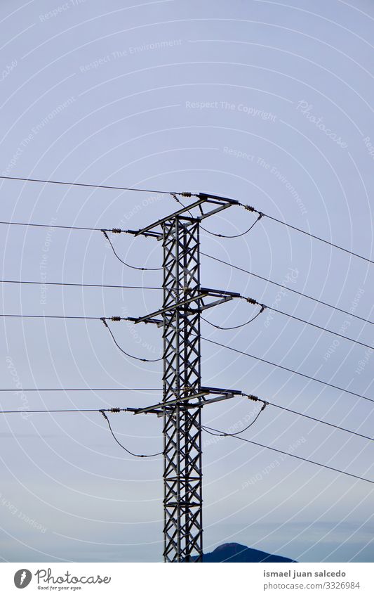 Strommast und blauer Himmel Turm Elektrizität Elektrizitätsturm elektrischer Turm Energie Mitteilung Antenne Kabel sehr wenige Kraft Spannung