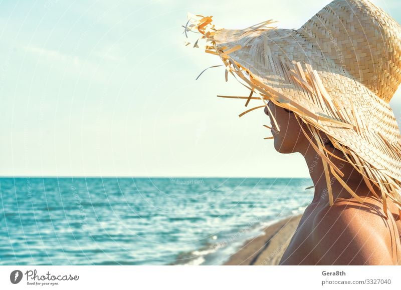 junges Mädchen mit Strohhut auf dem Hintergrund des Meeres Körper Haut Ferien & Urlaub & Reisen Sommer Strand Wellen Frau Erwachsene Natur Landschaft Himmel