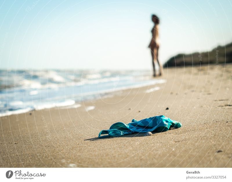 Badeanzug am Strand auf dem Hintergrund einer nackten weiblichen Figur Sommer Meer Wellen Junge Frau Jugendliche Natur Sand Himmel Horizont Wärme Küste
