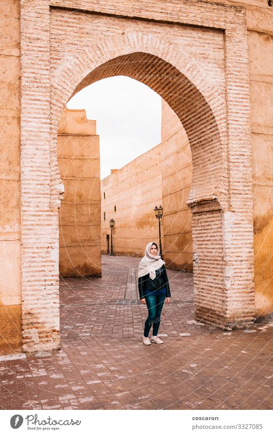 Arabische Frau auf den Straßen von Marrakesch, Marokko Lifestyle elegant exotisch Ferien & Urlaub & Reisen Tourismus Ausflug Sightseeing Winter Hausbau Mensch