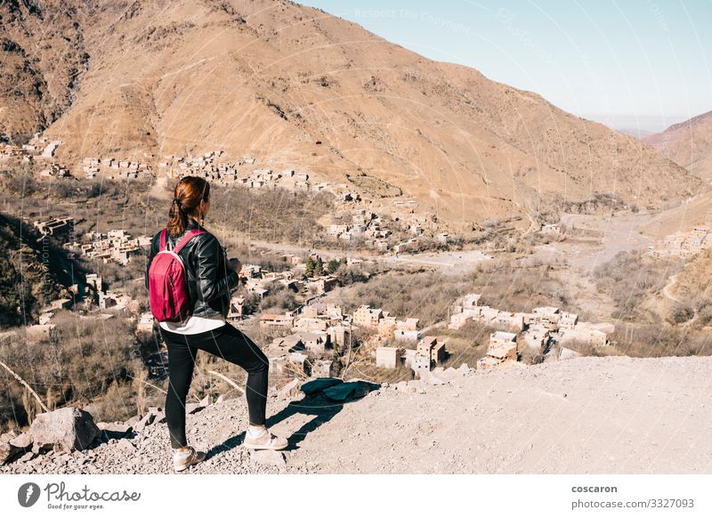 Junge Touristen wandern in den Bergen Marokkos Lifestyle schön Ferien & Urlaub & Reisen Tourismus Ausflug Abenteuer Expedition Sonne Berge u. Gebirge Mensch