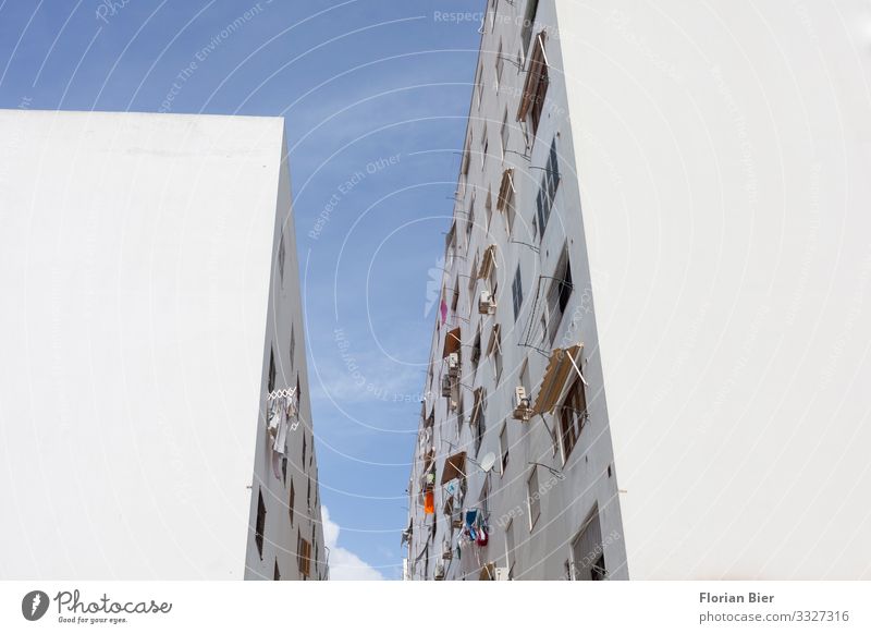 Auf Gute Nachbarschaft Ibiza Stadt Spanien Balearen bevölkert Haus Mauer Wand Fenster Häusliches Leben authentisch Billig trist viele mehrfarbig "Haus Wohnen