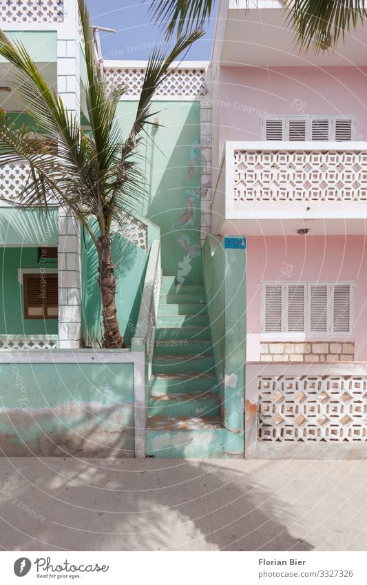 Schöner Wohnen Santa Maria Cabo Verde Afrika Haus Einfamilienhaus Architektur Mauer Wand Treppe Fassade Balkon streichen Häusliches Leben authentisch