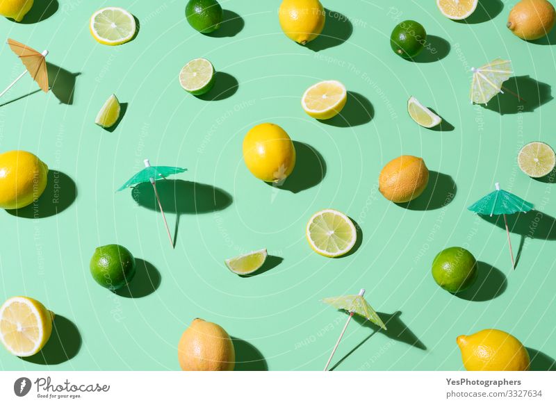 Limetten, Zitronen und Cocktailschirme. Sommer-Hintergrund Lebensmittel Frucht Schönes Wetter frisch Aquaminthe heiter Zitrusfrüchte Cocktail-Zutaten farbenfroh