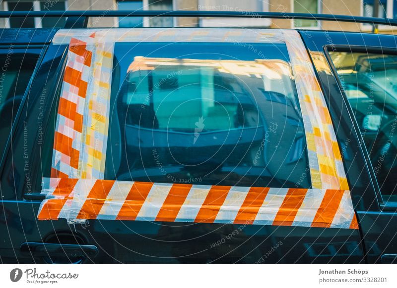 Autofenster mit Absperrband geklebt Stadt Verkehr Verkehrsmittel Personenverkehr Autofahren Straße Fahrzeug PKW Wut Zerstörung Unfall Warnung kleben rot weiß