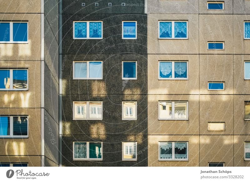 Lichtreflexionen am Plattenbau I Stadt Stadtzentrum Stadtrand bevölkert überbevölkert Haus Bauwerk Gebäude Architektur Fassade ästhetisch Reflexion & Spiegelung