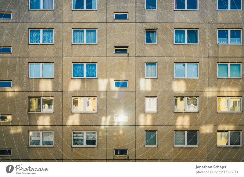 Fassade mit Reflektionen in Chemnitz Haus Stadt Stadtzentrum Stadtrand bevölkert überbevölkert Bauwerk Gebäude Architektur ästhetisch einfach Billig Plattenbau
