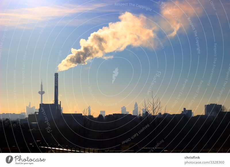 Rauchender Schornstein vor Großstadt Häusliches Leben Wirtschaft Industrie Fortschritt Zukunft Energiewirtschaft Energiekrise Umwelt Wolken Sonnenlicht Klima