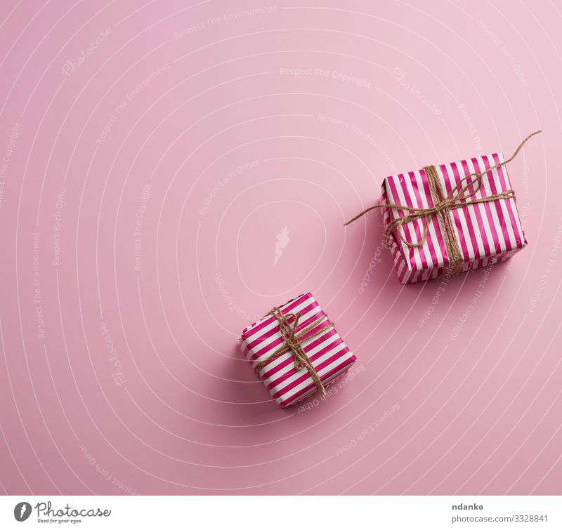zwei verpackte Geschenke Design Winter Dekoration & Verzierung Feste & Feiern Weihnachten & Advent Geburtstag Papier Paket fallen dunkel trendy modern oben rosa