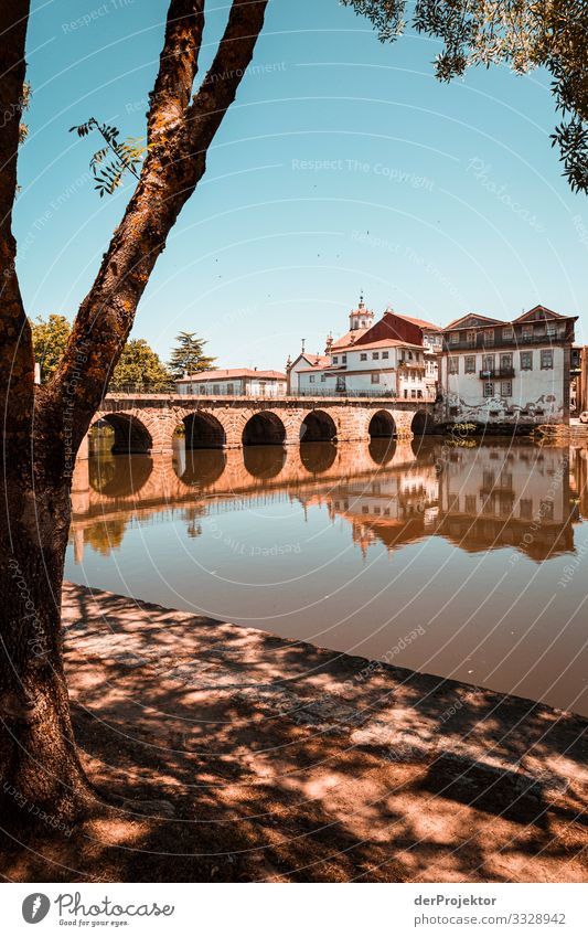 Altstadt in Portugal Blick Zentralperspektive Starke Tiefenschärfe Sonnenstrahlen Reflexion & Spiegelung Silhouette Kontrast Schatten Licht Textfreiraum unten