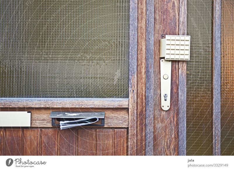 post Gebäude Fenster Tür Klingel Briefkasten alt einfach Werbung altehrwürdig Farbfoto Außenaufnahme Menschenleer Tag