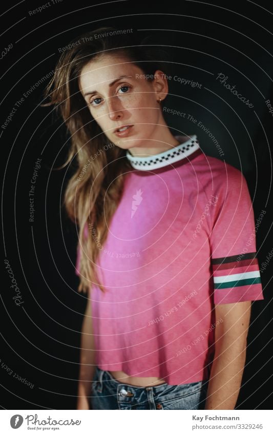junge Frau in rosa Hemd 20s 30s Erwachsener schöne Frau schwarzer Hintergrund blond braune Haare Freizeitkleidung Kaukasier betroffen Selbstvertrauen Vielfalt