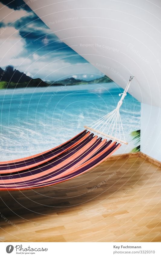 Hängematte in einem Raum mit einem Panoramabild einer tropischen Insel an der Wand Strand Windstille Küste Komfort bequem gemütlich Tag träumen exotisch