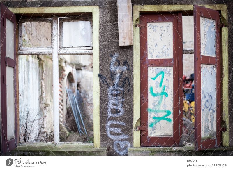 geschriebenes | ist es liebe? Baustelle Künstler Stadt Haus Traumhaus Ruine Bauwerk Gebäude Mauer Wand Fassade Fenster Schriftzeichen Graffiti Optimismus Liebe