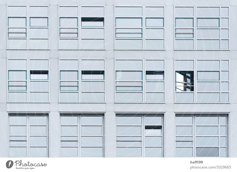Fensterfassade Haus Hochhaus Bankgebäude Architektur Mauer Wand Fassade ästhetisch eckig glänzend kalt modern Stadt Design Fortschritt Ordnung Überwachung