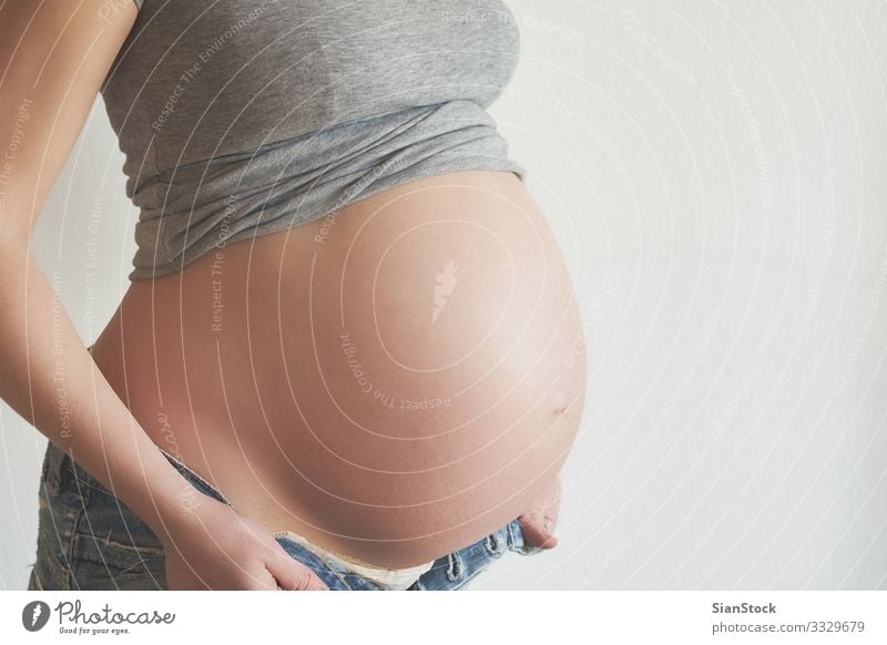 Junge Schone Schwangere Frau Am Fenster Stehend Ein Lizenzfreies Stock Foto Von Photocase