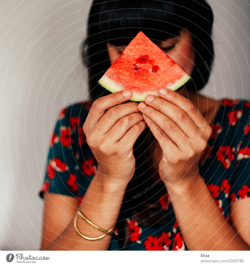 Melonenmädchen II Mensch feminin Junge Frau Jugendliche Erwachsene 1 13-18 Jahre 18-30 Jahre Neugier Wassermelone verstecken Gesunde Ernährung Speise Essen