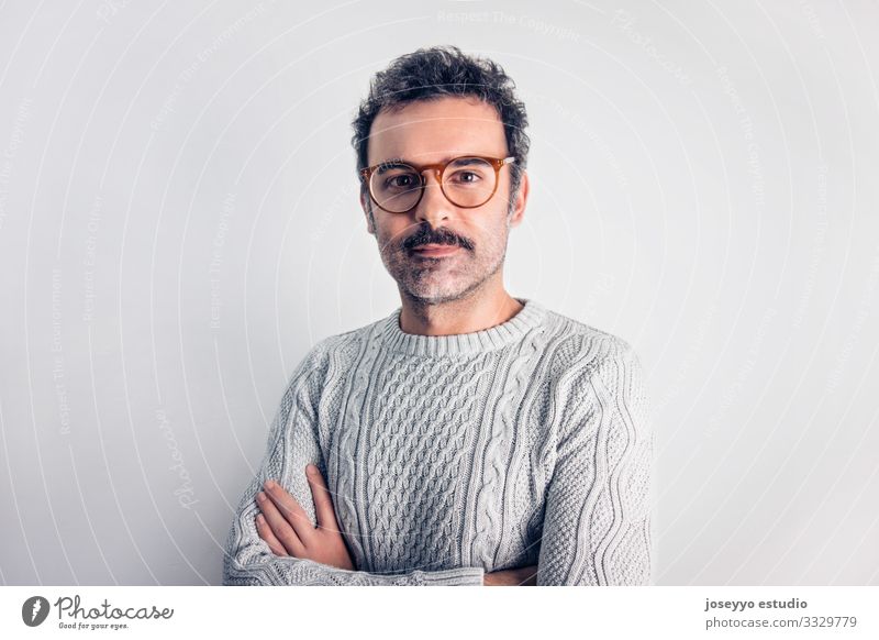 Mann mit Schnurrbart und Brille, stehend mit gekreuzten Armen. Erwachsene attraktiv braun Krebs Freizeitbekleidung selbstbewußt Coolness Textfreiraum