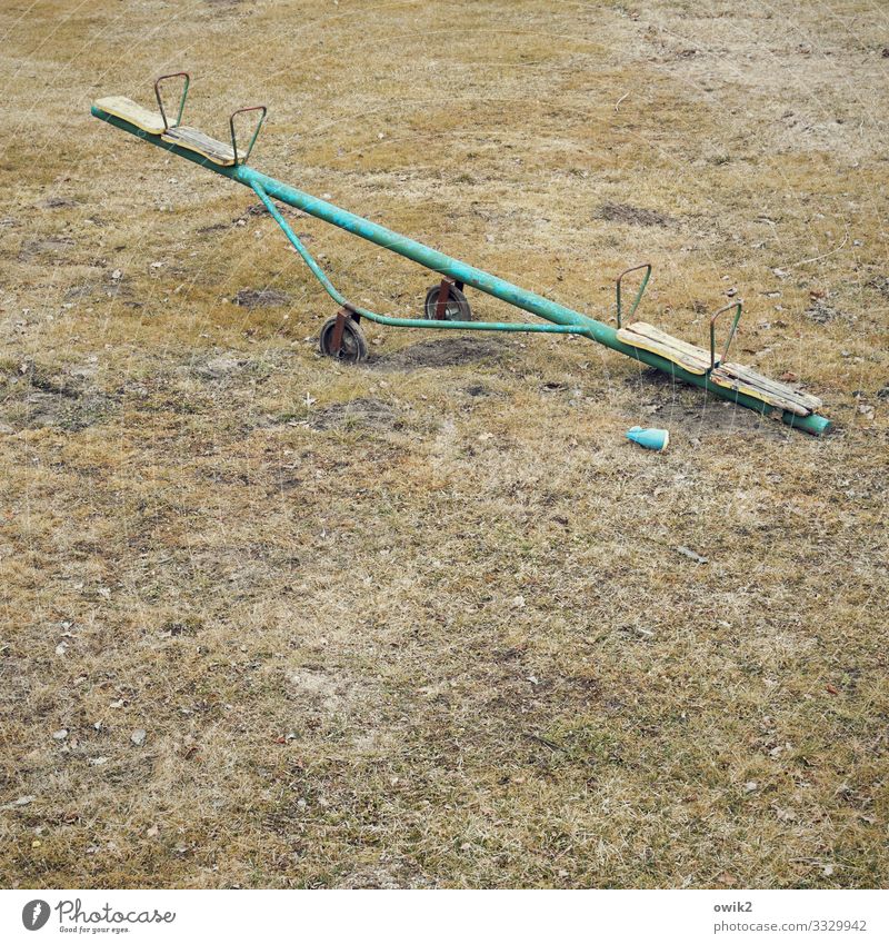 Altmodisch Wiese Sammlerstück Spielplatz Wippe Schaukel Holz Metall alt einfach retro ruhig sparsam Vergangenheit altmodisch Farbfoto Außenaufnahme Menschenleer