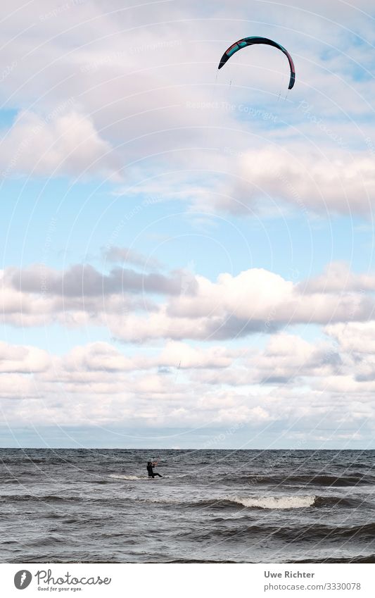 Kitesurfer auf rauher See unter rosa Wolken Lifestyle Sommerurlaub Meer Wellen Wassersport Kitesurfen 1 Mensch Ostsee Fitness Sport sportlich Abenteuer Bewegung