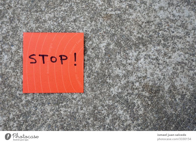 auf dem roten Papier an der Wand handgeschriebener Stopp Hinweis stoppen Nachricht Klebrig vereinzelt Zeichen Aushang Beitrag Memo Text Mitteilung Postkarte