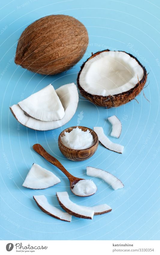 Kokosnussöl in einer Schüssel mit einem Löffel Gemüse Ernährung Vegetarische Ernährung Diät Schalen & Schüsseln blau braun weiß Erdöl Keton Kokosöl Zutaten Nut