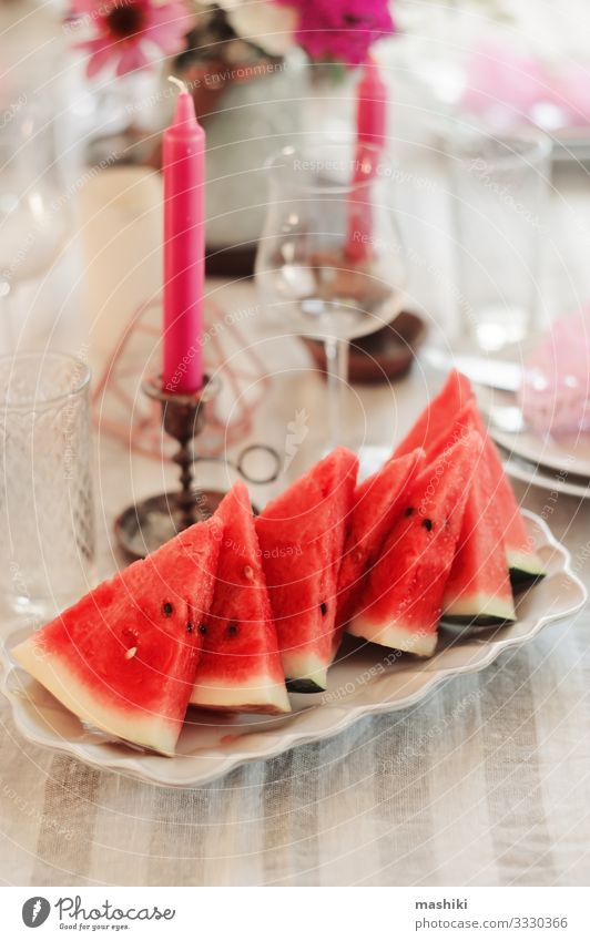 frische Wassermelonenscheiben, die auf dem Sommerfest serviert werden. Mittagessen Abendessen Festessen Teller Besteck elegant Garten Dekoration & Verzierung