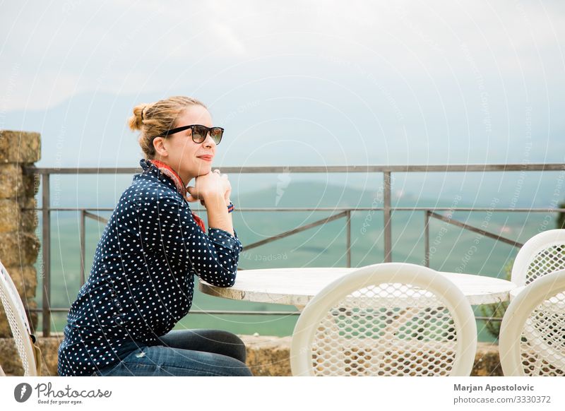 Junge Frau auf einer Terrasse mit schöner Aussicht Lifestyle Freude Ferien & Urlaub & Reisen Tourismus Tisch Restaurant Mensch feminin Jugendliche Erwachsene 1