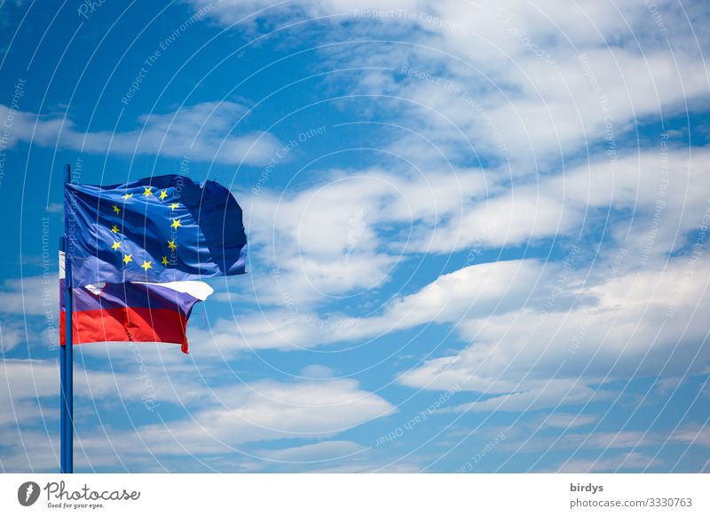 EU-Flagge und slowenische Flagge nebeneinander Slowenische Flagge Europaflagge Slowenien Europäische Union Nationalflagge Himmel Wolken Schönes Wetter Wind