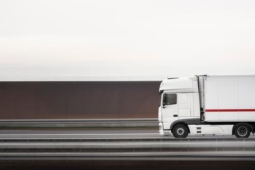 Weißer Lastwagen auf einer Autobahn. Lastwagenschwenkung. Selektiver Fokus Güterverkehr & Logistik Verkehr Straßenverkehr Fahrzeug Container fahren