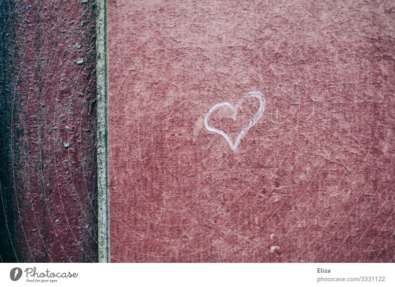 Kleines Herz aus Kreide an einer Hauswand urban gemalt Textur rot Struktur Symbol Liebe Wand