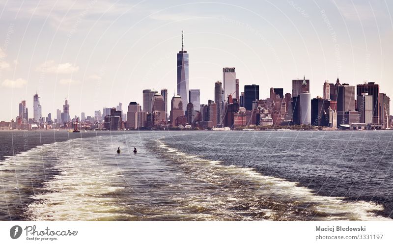 Farbige Panoramaaufnahme der Skyline von Manhattan, New York. Ferien & Urlaub & Reisen Tourismus Ausflug Sightseeing Städtereise Sommerurlaub Himmel Fluss Stadt