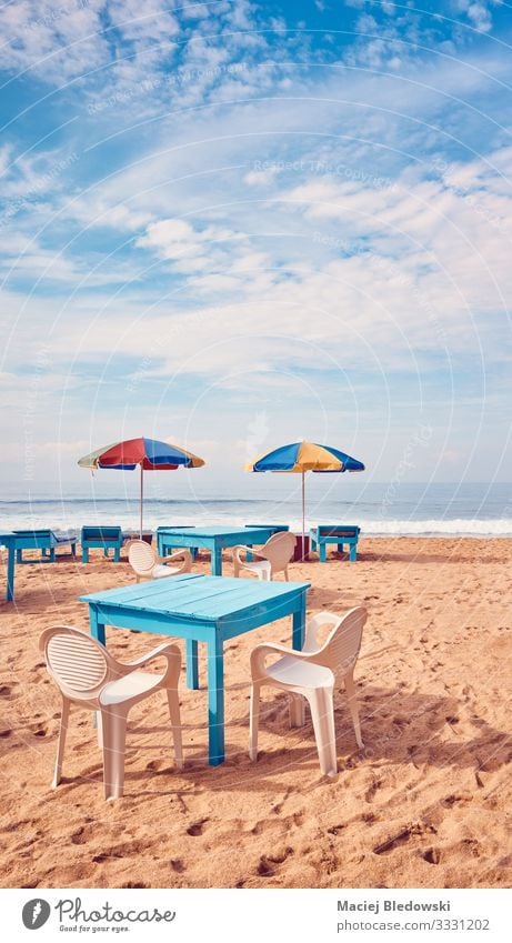Tische und Stühle an einem tropischen Strand. exotisch Erholung Ferien & Urlaub & Reisen Tourismus Ausflug Sommer Sommerurlaub Meer Insel Stuhl Restaurant Sand
