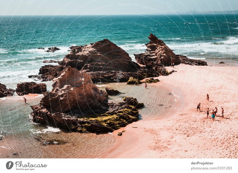 Sonniger Tag an der Felsenküste der Algarve Strandleben Ausflug Herausforderung Freizeit & Hobby Badestelle wasser liebend Meeresstrand Erholung