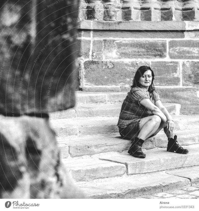 ganz verlassen Mensch feminin Frau Erwachsene 1 30-45 Jahre 45-60 Jahre Kirche Dom Treppe Rock Stiefel sitzen Freundlichkeit schwarz weiß Einsamkeit ducken