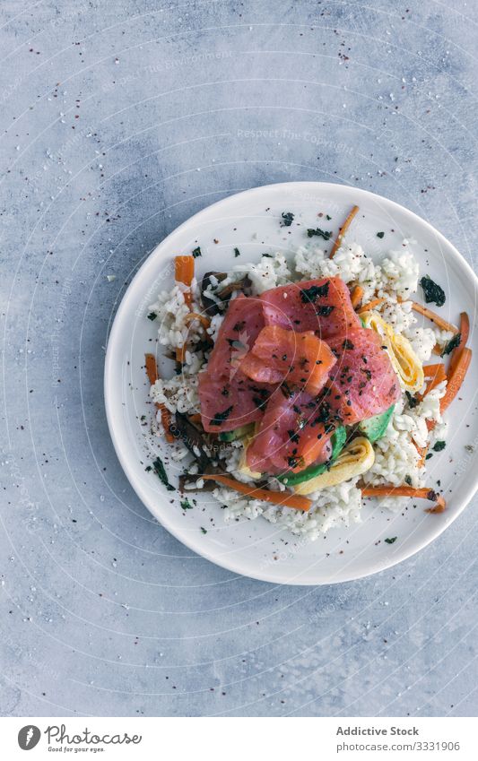 Leckerer krümeliger Reis mit Lachs und Gemüse auf Leinen auf dem Tisch Speise Asiatische Küche Mahlzeit stoßen frisch Lebensmittel Gesundheit Fisch Amuse-Gueule