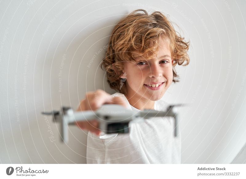 Kind manipuliert eine Drohne und die ihm gerade gegebene Fernbedienung Dreharbeit Hobby Roboter Bewegung Antenne Technik & Technologie Fotografie Pilot