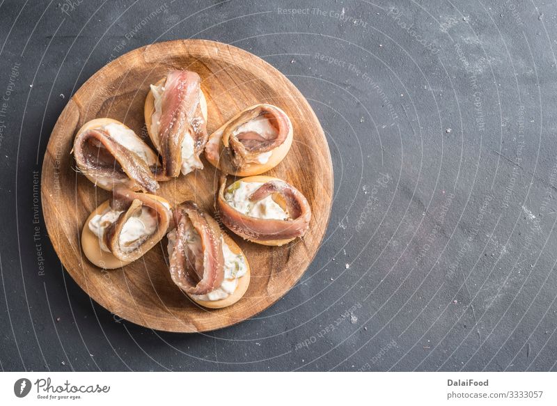 Spanische Tapa, russischer Salat (marinera). Fleisch Wurstwaren Brot Ernährung Mittagessen Abendessen Teller Tisch Restaurant Gastronomie Kultur Holz lecker